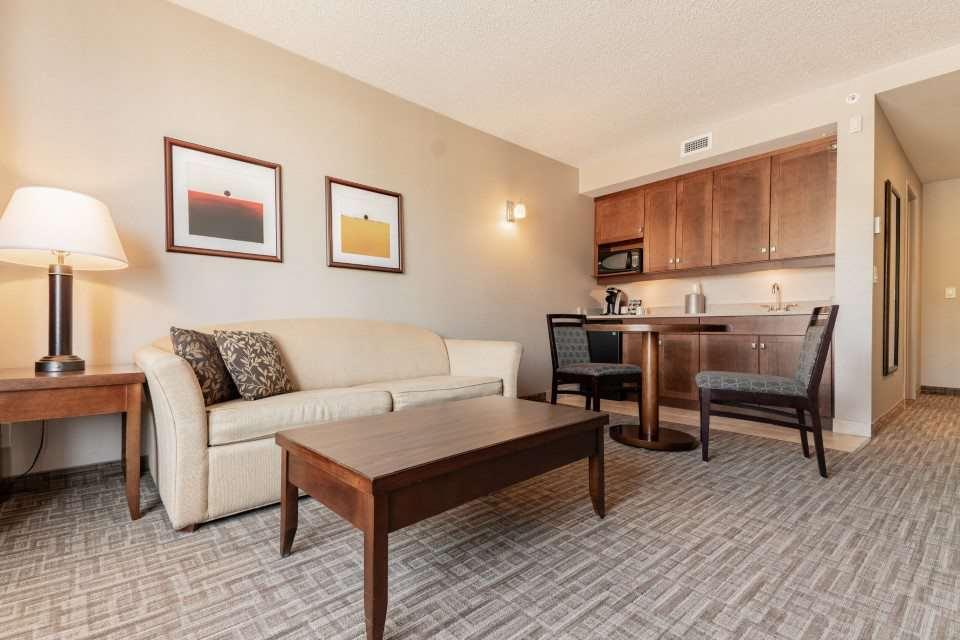 Hotel Kelowna & Conference Centre Rum bild