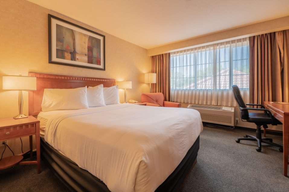 Hotel Kelowna & Conference Centre Rum bild