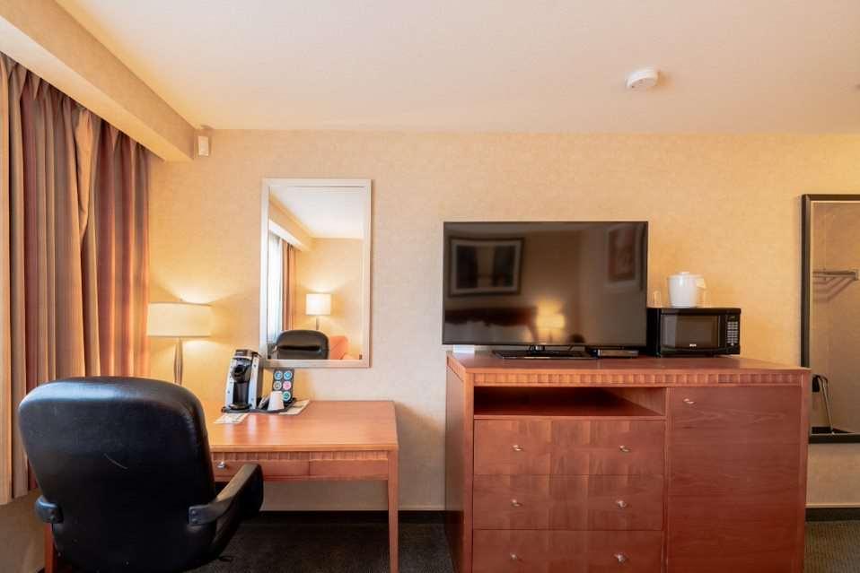 Hotel Kelowna & Conference Centre Rum bild